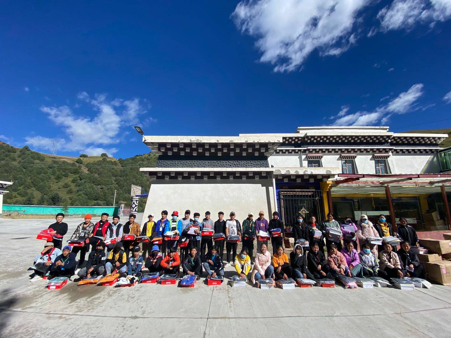 开云官方版网站登录入口-开云(中国)公益回顾丨家国同欢月同圆 温暖满载甘孜州(图8)